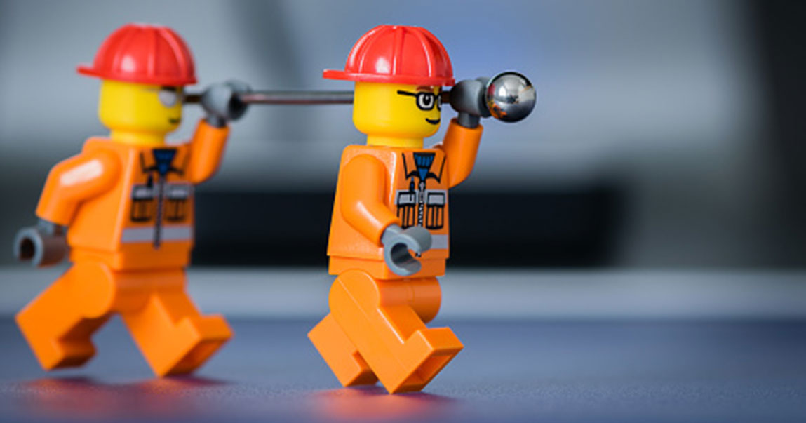 Personnages Lego ouvriers, symboles de l'efficacité et du travail acharné dans le secteur de la construction.