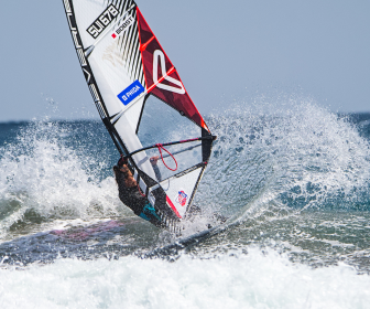 Capturez l'énergie débordante de Pauline Katz, la windsurfeuse passionnée, en action sur les vagues. Une démonstration époustouflante de maîtrise et de grâce dans le monde du windsurf.